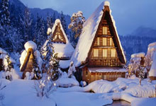 对裁判争议不满,罗马球迷打出标语“欧足联,尊重罗马”.